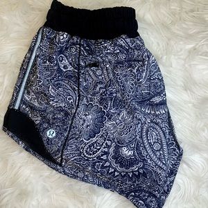 Lululemon hotty hot shorts size 4 tall navypaisley